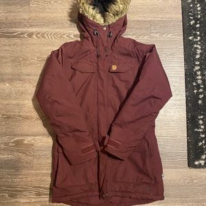 Fjall Raven Nuuk Parka W in Dark Garnet